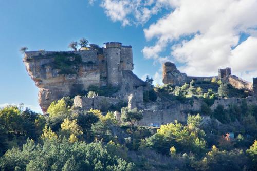 Buitenkant, Maison pittoresque a Mostuejouls avec vue sur la montagne in Peyreleau