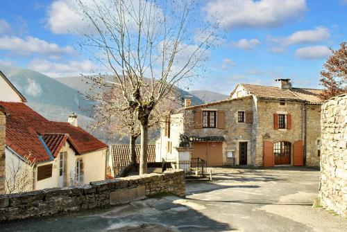 Buitenkant, Maison pittoresque a Mostuejouls avec vue sur la montagne in Peyreleau