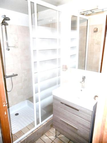 douche, Maison pittoresque a Mostuejouls avec vue sur la montagne in Peyreleau