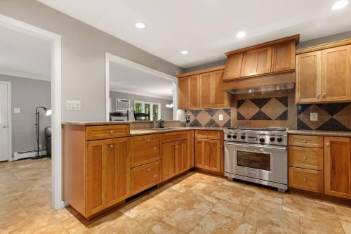 Gourmet Kitchen Family & Pet Friendly Residence!