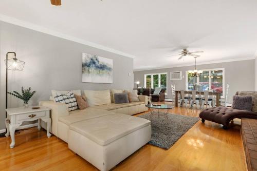 Gourmet Kitchen Family & Pet Friendly Residence! in Edgewater, USA