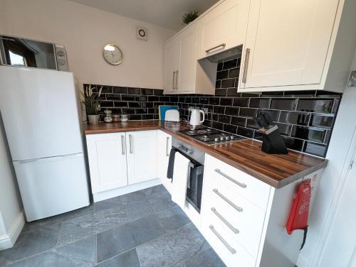 Dean House, 2 Bdrm, FREE Parking, Spacious, Kitchen, Close Motorways photo 2