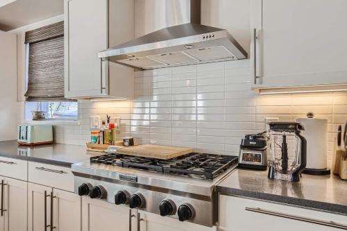 Luxury Highland Home I Sleeps 10 I 5-star Area in Denver, USA