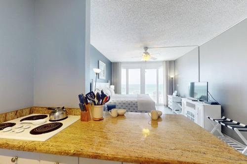 607 - Island Inn - image 41