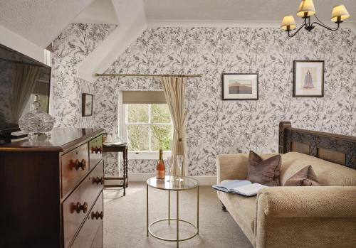 Highcliffe House - image 14