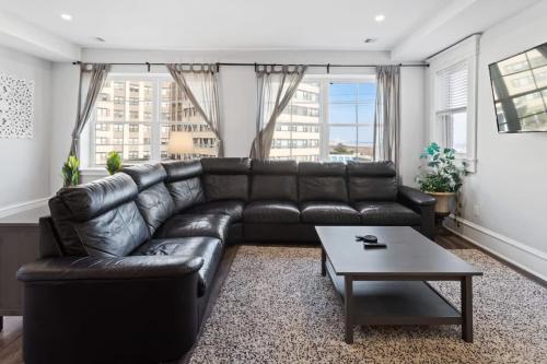 Beach Block Modern Penthouse 4BR 2BR Ocean Views in Atlantic City, USA