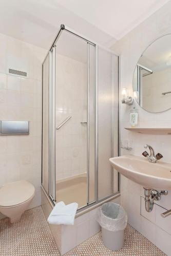 Standard Twin Room image 5