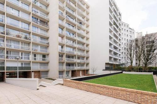 Modern 2BD Apartment w BalconyMénilmontant - image 2