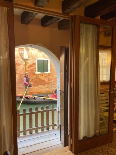Lovely flat with canal view near Rialto Bridge