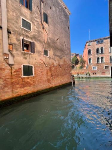 Lovely flat with canal view near Rialto Bridge, Venezia (foto 4)