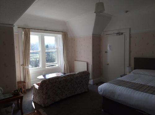 1 double bed, 2 twin beds