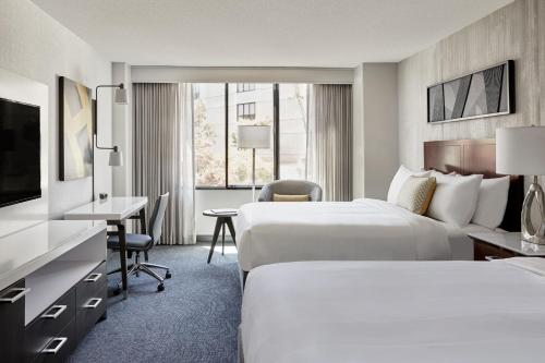 King Room with Courtyard View image 2