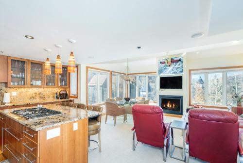 Spacious 3 bedroom Condo Easy walk to Grocery Store and Chairlift 7 in 特柳賴德