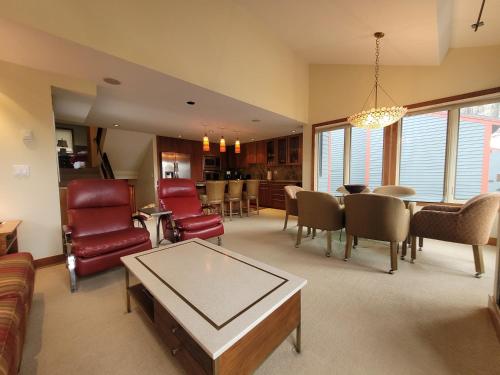 Spacious 3 bedroom Condo Easy walk to Grocery Store and Chairlift 7 in 特柳賴德