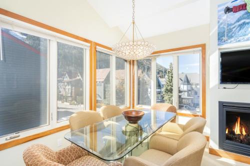 Spacious 3 bedroom Condo Easy walk to Grocery Store and Chairlift 7 in 特柳賴德
