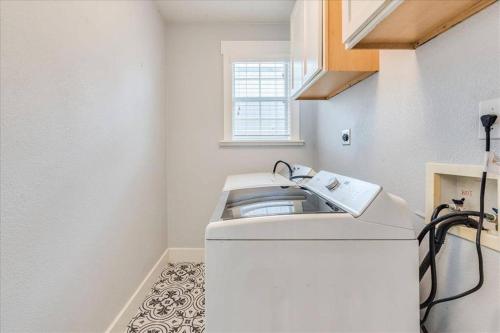 Unique Vintage South Congress Bungalow - Tap to explore photos