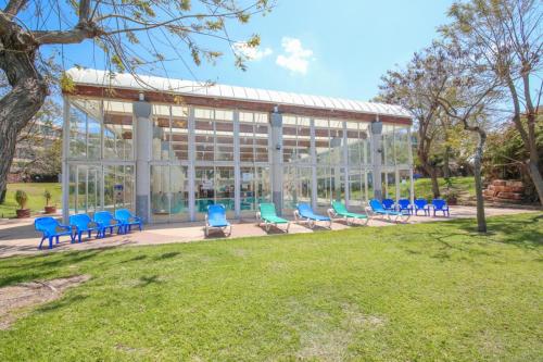 מול הים בקיסריה in เคซารี