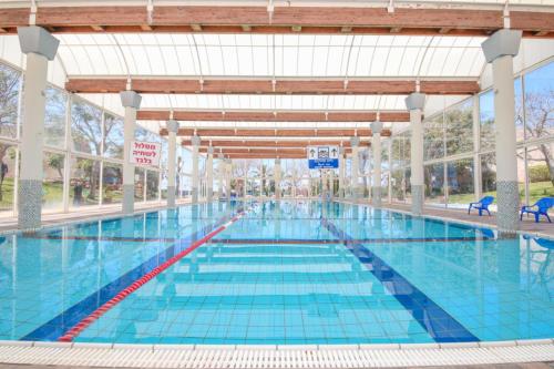 מול הים בקיסריה in เคซารี