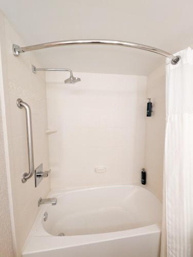 King Room with Bath Tub - Disability Access/Non-Smoking 