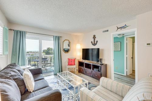 Carolina Beach Condo with Balcony and Ocean Access!