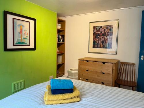 Comfy child/dog friendly garden flat heart Camden