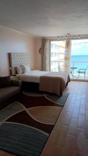 Oceanfront Miami Beach StudioCondo Newly Renovated in Sunny Isles Beach, USA