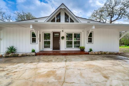 Versatile Home with Deck and Grill, 1 Mi to Lake! in Pottsboro, USA