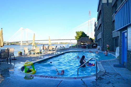 مسبح, Clover Island Inn in كينيويك