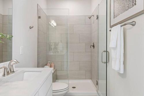 3bd Contemporary in Raleigh: 5mins to Downtown in Raleigh, USA