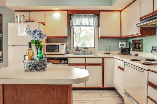 Colonial Beach Bay house with views & canoe in Colonial Beach, USA