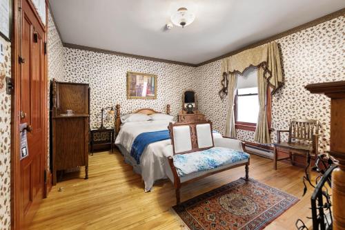 Queen Room with Fireplace