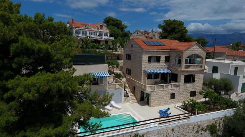 Seaside apartments with a swimming pool Selca, Brac - 22810