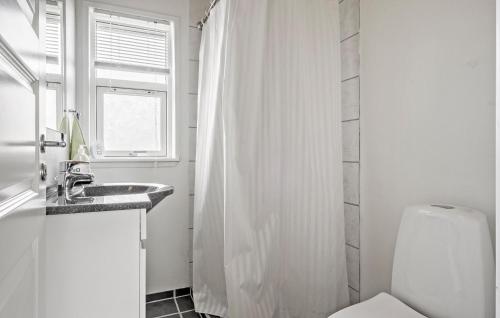 Bathroom, 3 Bedroom Gorgeous Home In Storvorde in Egense