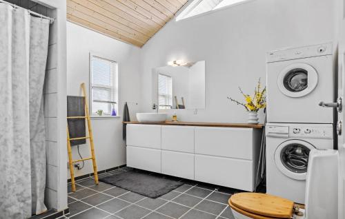 Bathroom, 3 Bedroom Gorgeous Home In Storvorde in Egense