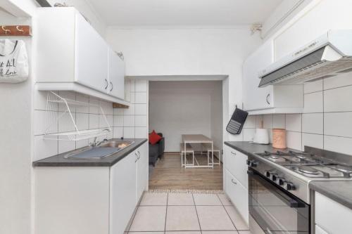 Peaceful 1BD Flat w Private GardenRondebosch - image 11