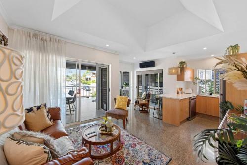 The Summer Home! 2Bed/2Bath/1Car/Balcony ~ Bulimba