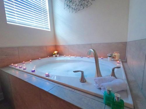 Fürdőszoba, Beautiful and Spacious 5 Bed Pool Home home in St Cloud (FL)