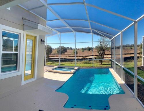 Úszómedence, Beautiful and Spacious 5 Bed Pool Home home in St Cloud (FL)