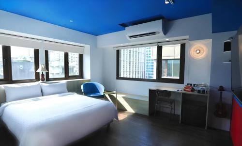 Deluxe Double Room with City View image 9