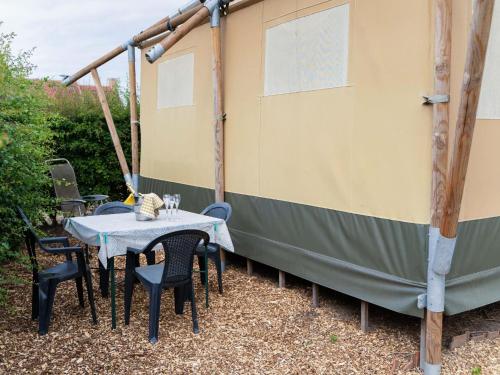 Holiday home in West Flanders with garden and bubble bath