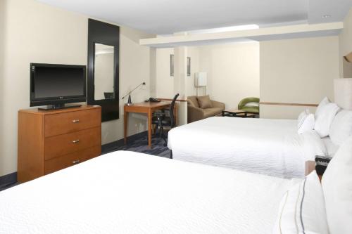 Queen Studio with Sofa Bed and Adapted Tub - Mobility and Hearing Accessible