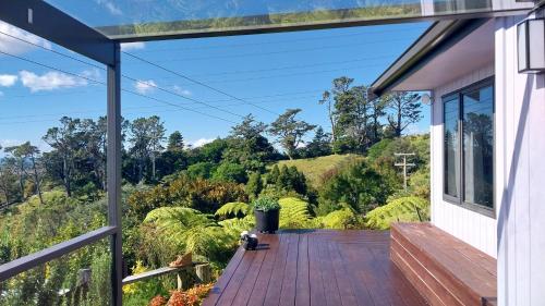 Balcony/terrace, Cosy Country Cottage on a Sunny Hill in Omata
