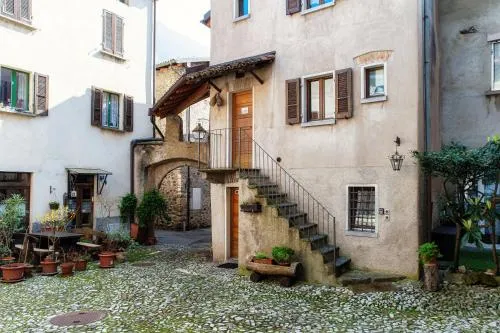 La Casetta di Riva - Cozy Lakeside Village Home in Riva San Vitale, Schweiz