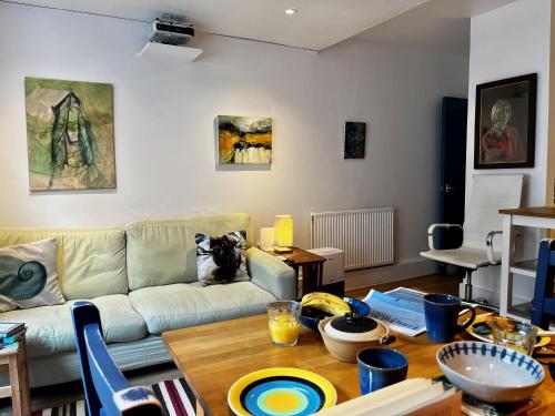 Comfy child/dog friendly garden flat heart Camden