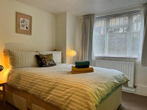 Comfy child/dog friendly garden flat heart Camden