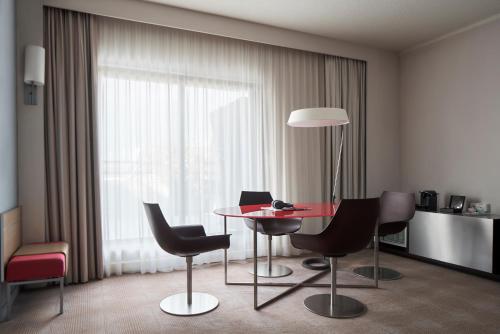 บริการและสิ่งอำนวยความสะดวก, โนโวเทล เอเธนส์ โฮเทล (Novotel Athens Hotel) in โอโมเนีย