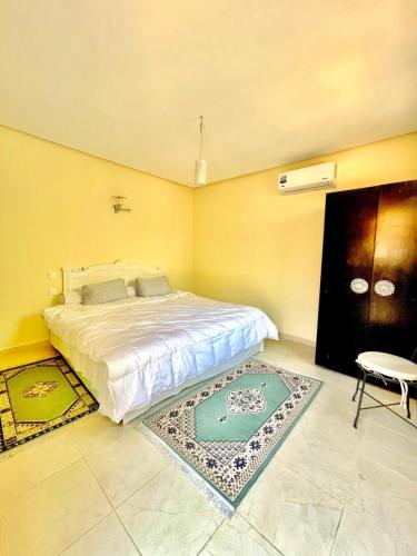 1 king bed, 1 twin bed