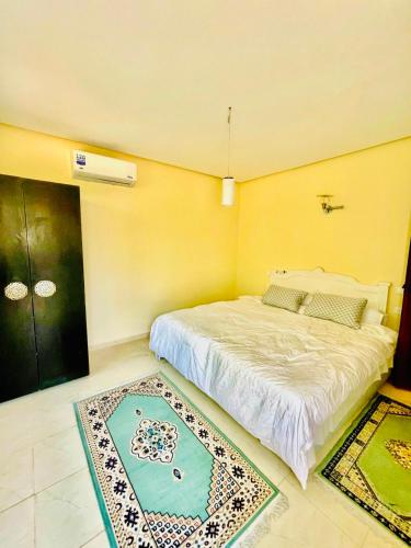 1 king bed, 1 twin bed