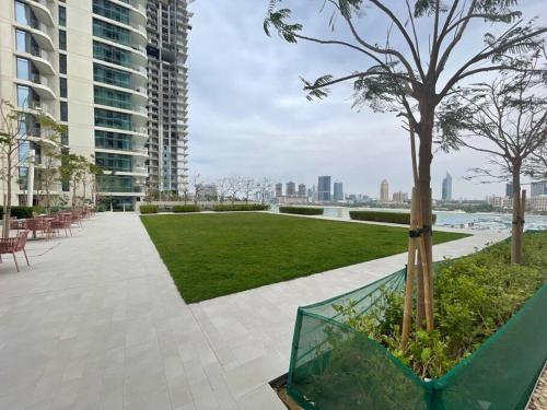Marina Vista Luxury: 1-BR with Breathtaking Views, Dubai (photo 3)