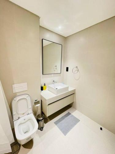 Marina Vista Luxury: 1-BR with Breathtaking Views, Dubai (photo 6)